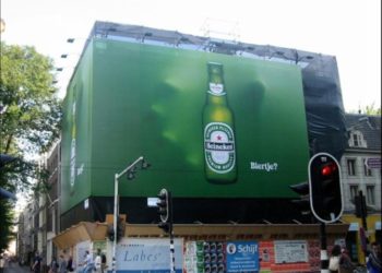 Пиво Heineken и огромная рука