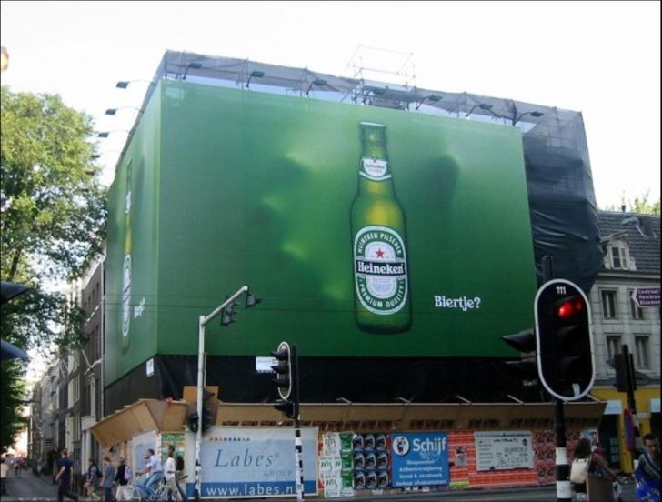 Пиво Heineken и огромная рука